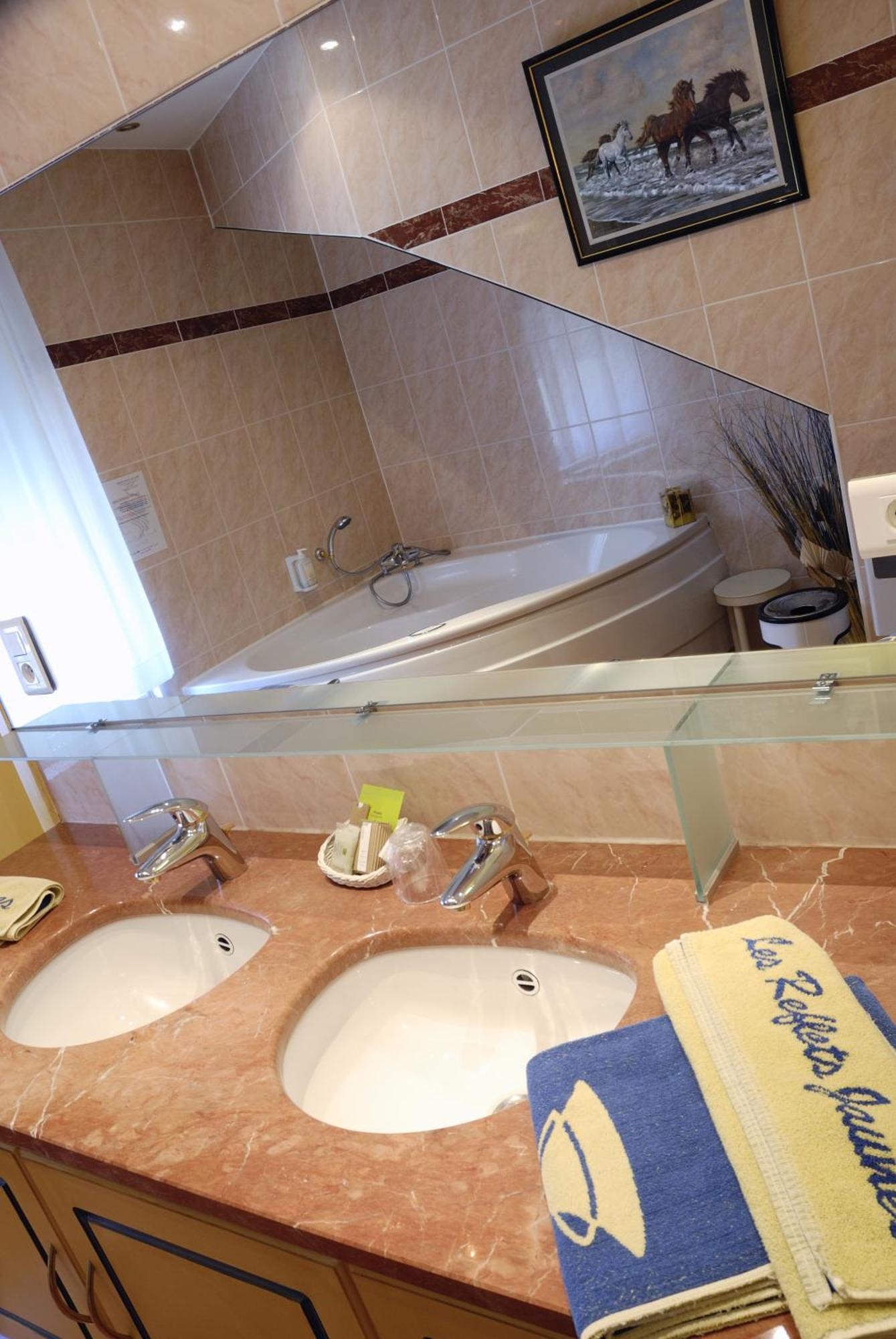 Les Reflets Jaunes Givet Bilik gambar